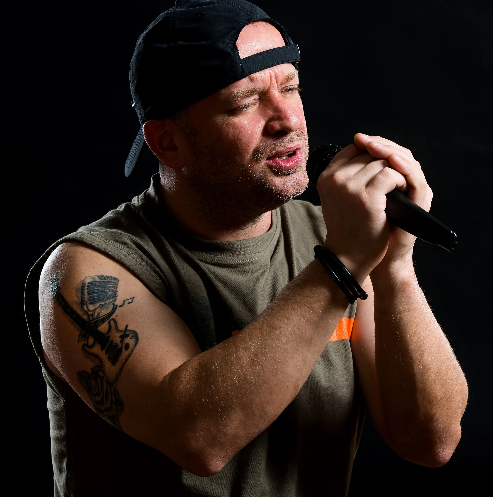 Gerald Stefan Allmann singt ins Mikrofon