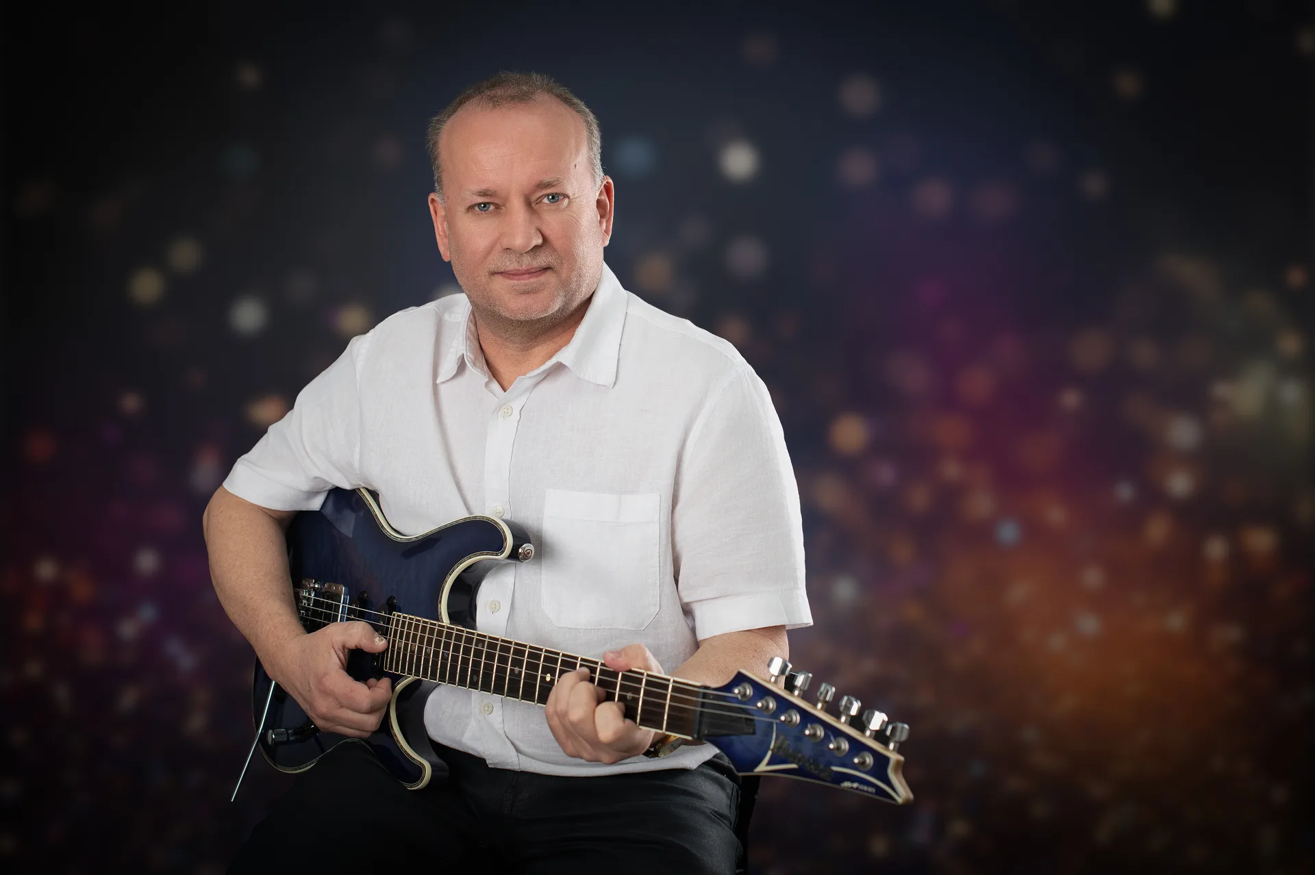 Gerald Stefan Allmann spielt E-Gitarre, Nahaufnahme
